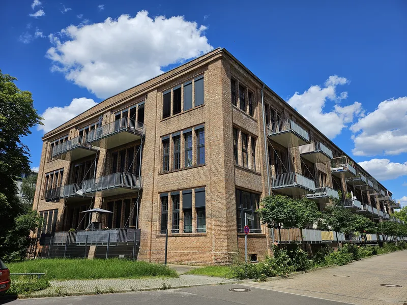 Helles modernes Loft mit Balkon — photo 1